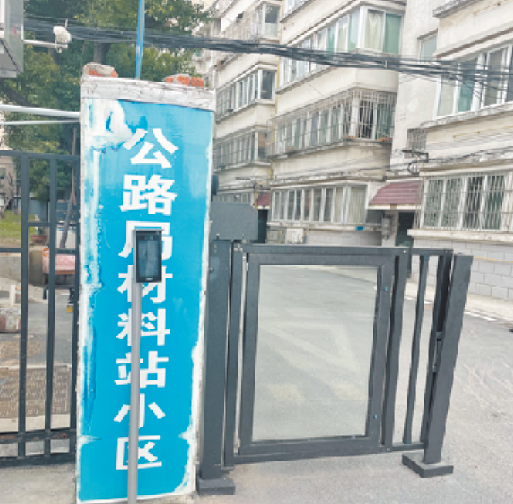 公路局材料站小區(qū)大門敞開門崗缺失.jpg